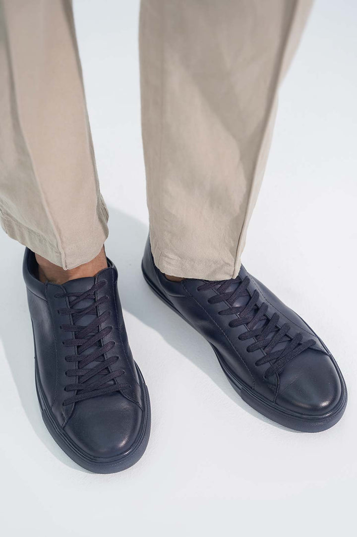 NAVY LOW-TOP SNEAKERS