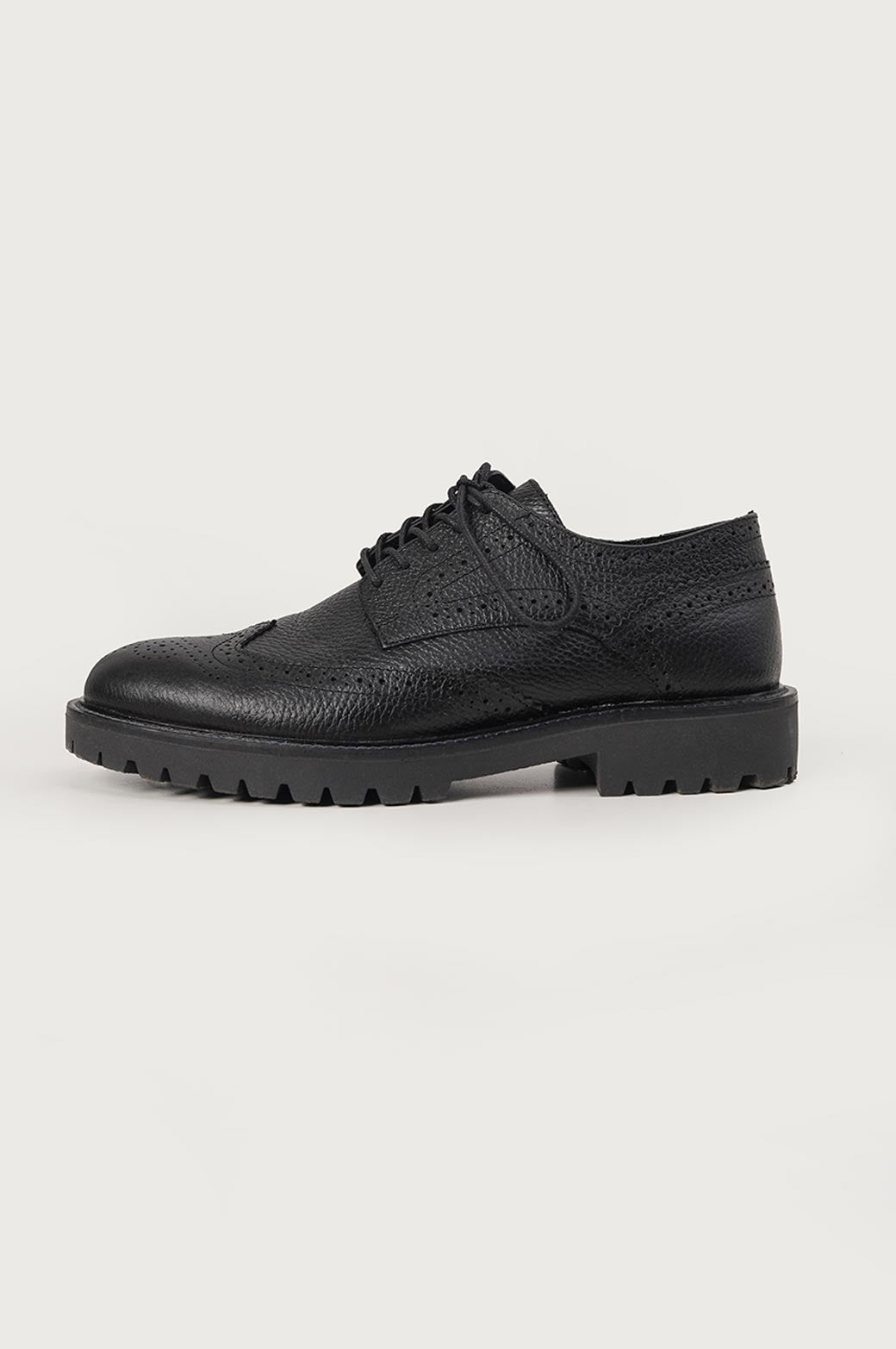 BLACK LOW-TOP LEATHER BROGUES