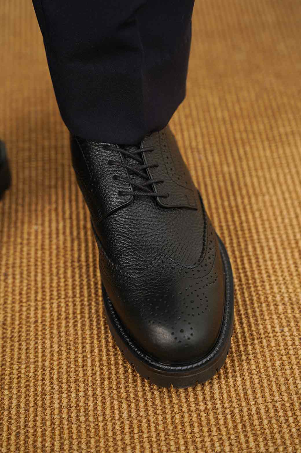 BLACK LOW-TOP LEATHER BROGUES