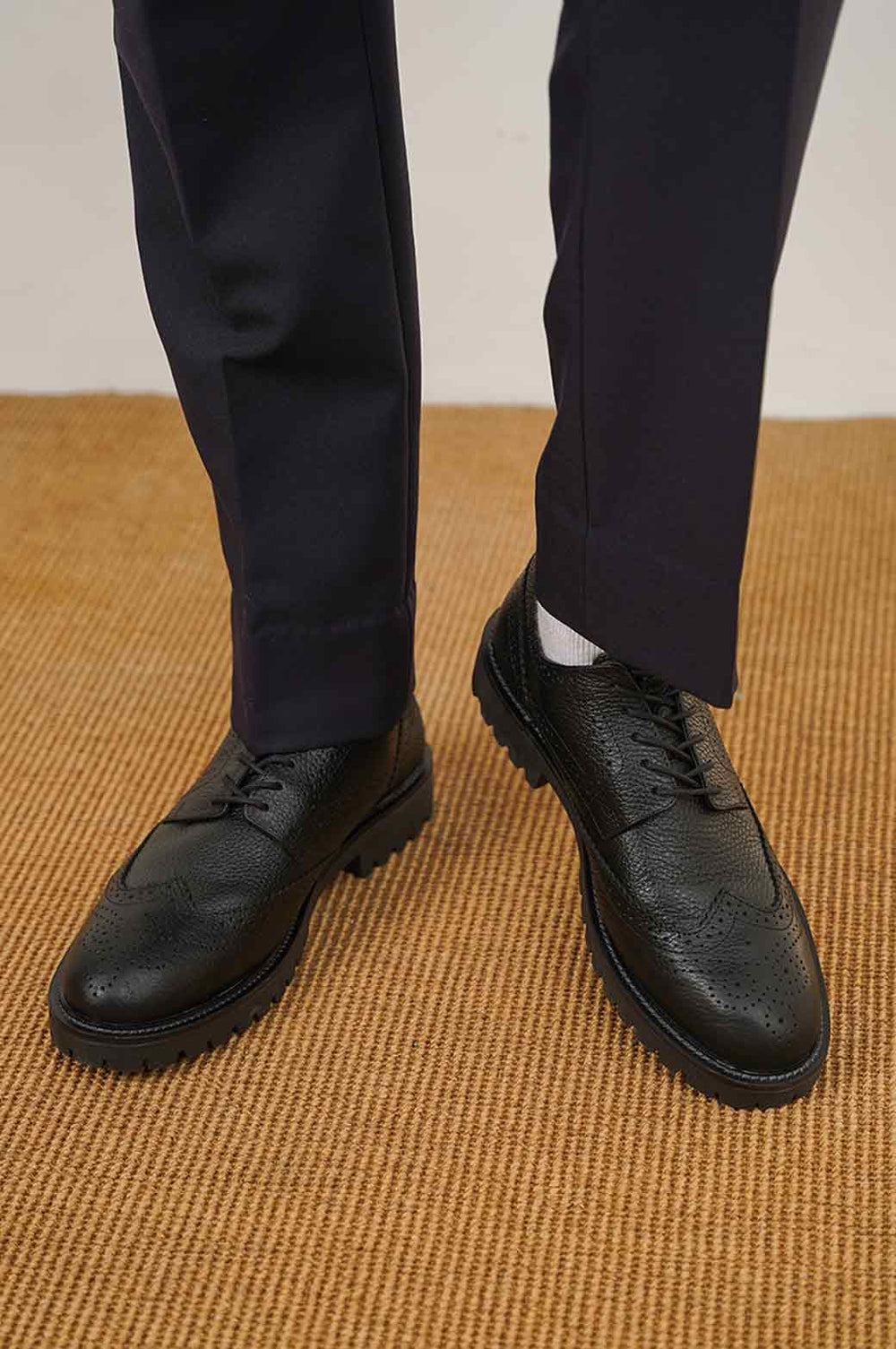 BLACK LOW-TOP LEATHER BROGUES