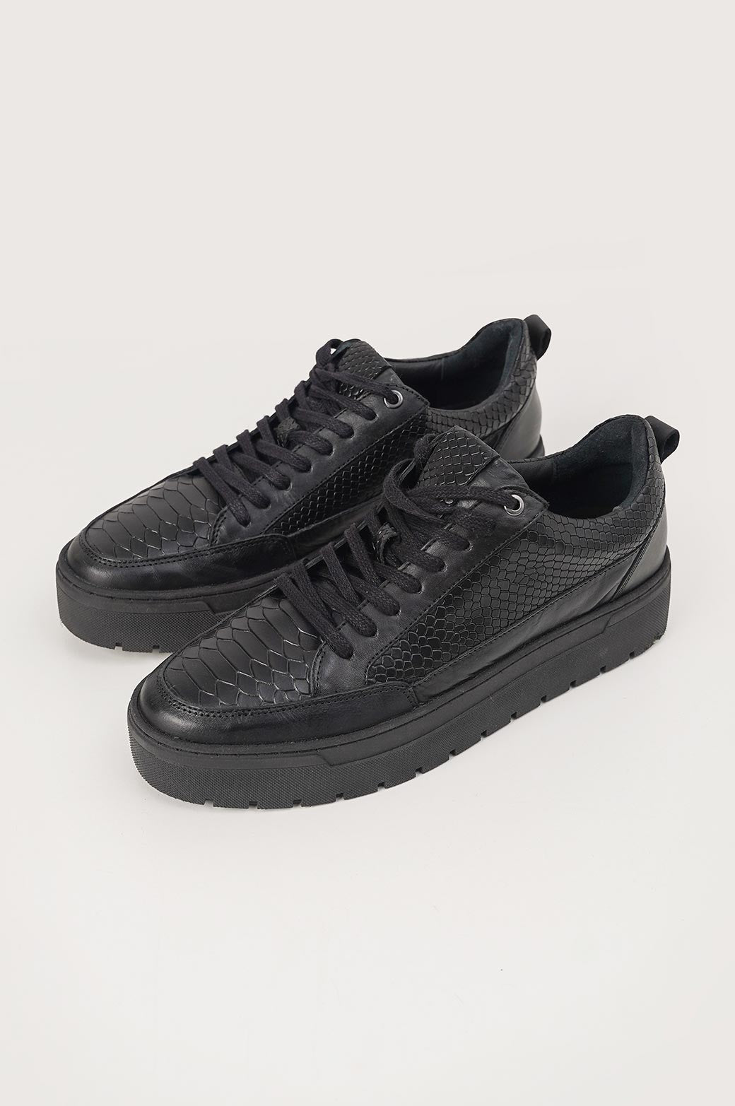 BLACK TEXTURED LEATHER SNEAKERS