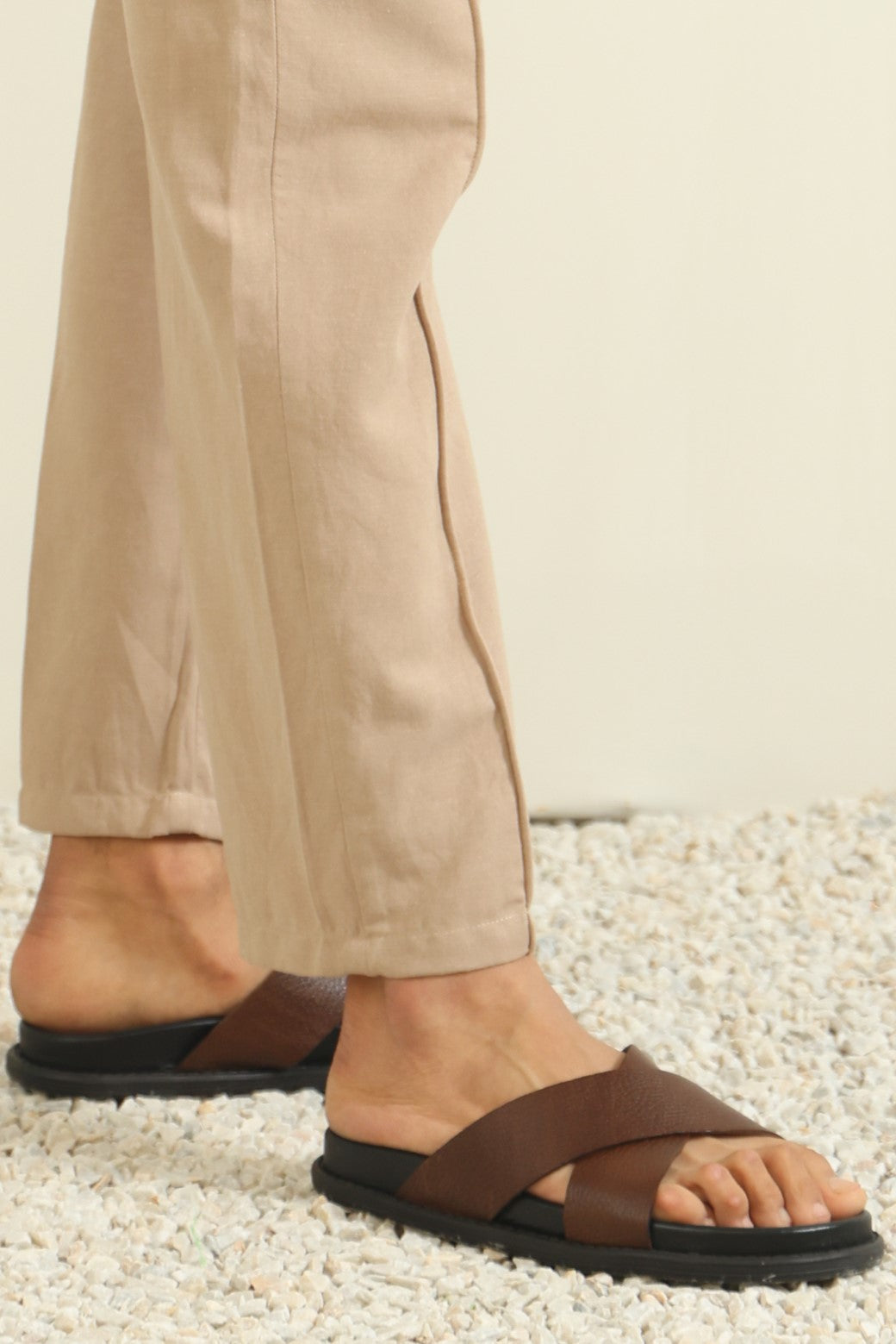 COFFEE CROSSOVER LEATHER SLIPPERS