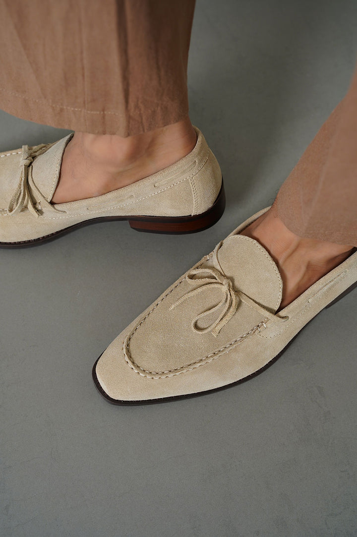 BEIGE BOW LEATHER LOAFERS