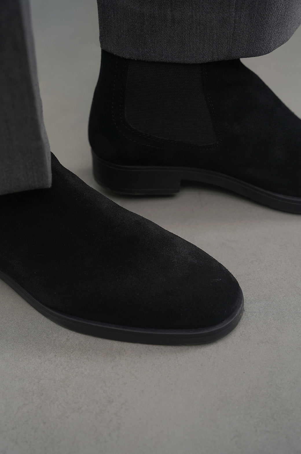 BLACK CLASSIC CHELSEA BOOTS