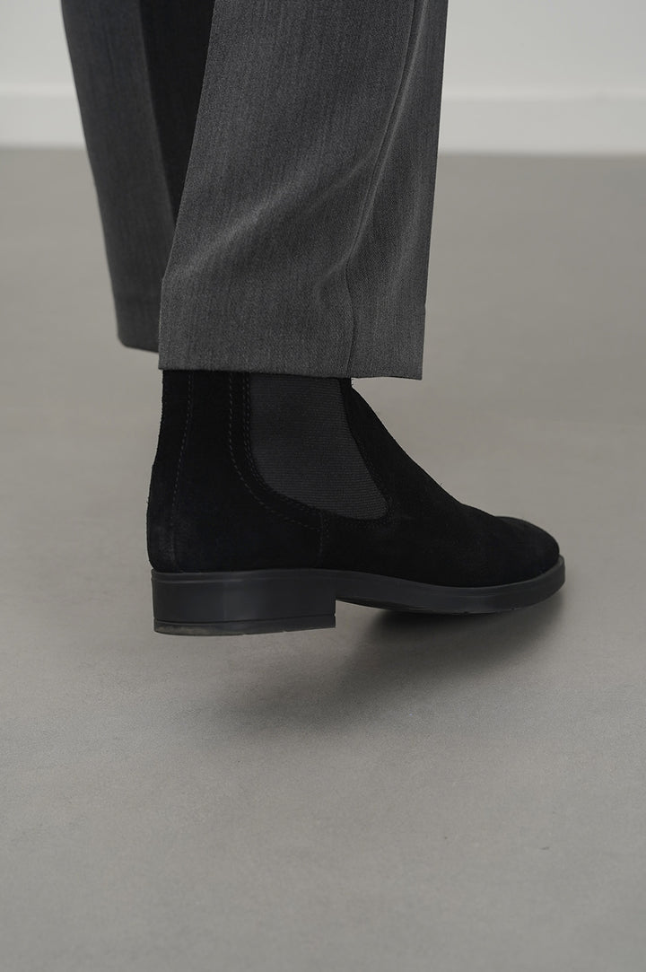 BLACK CLASSIC CHELSEA BOOTS