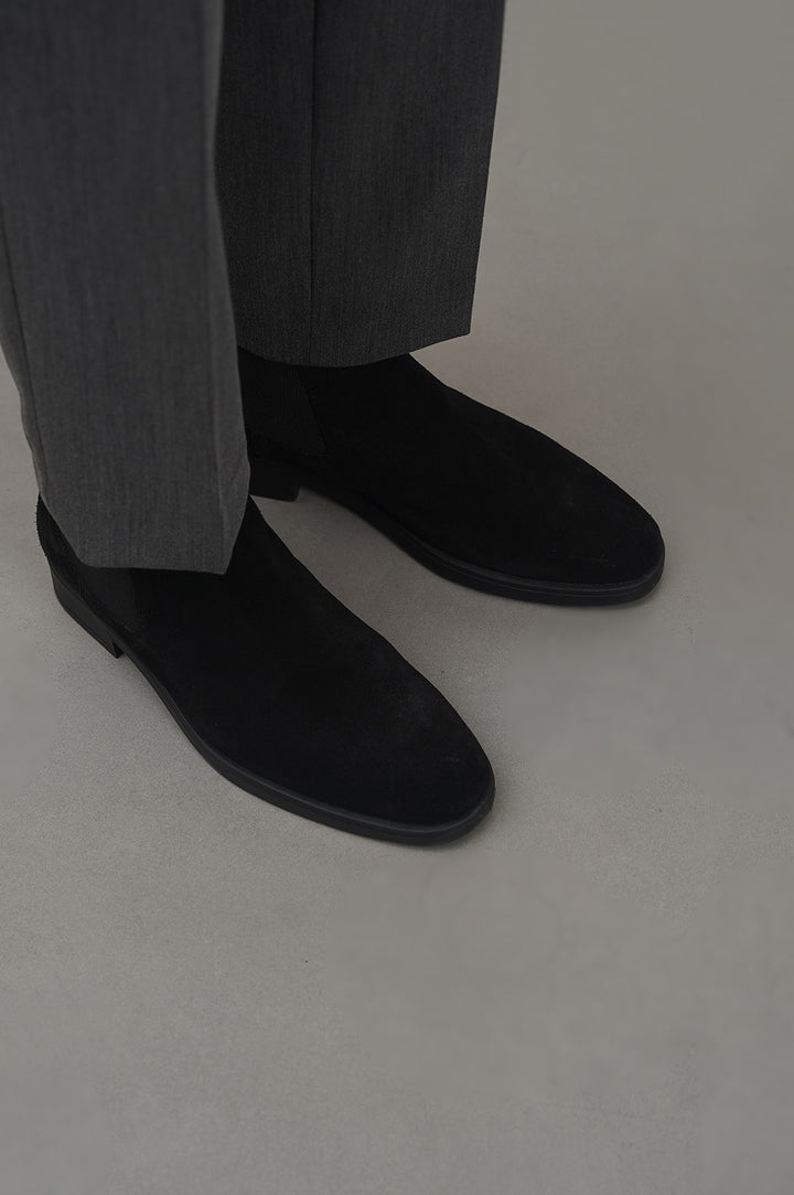 BLACK CLASSIC CHELSEA BOOTS