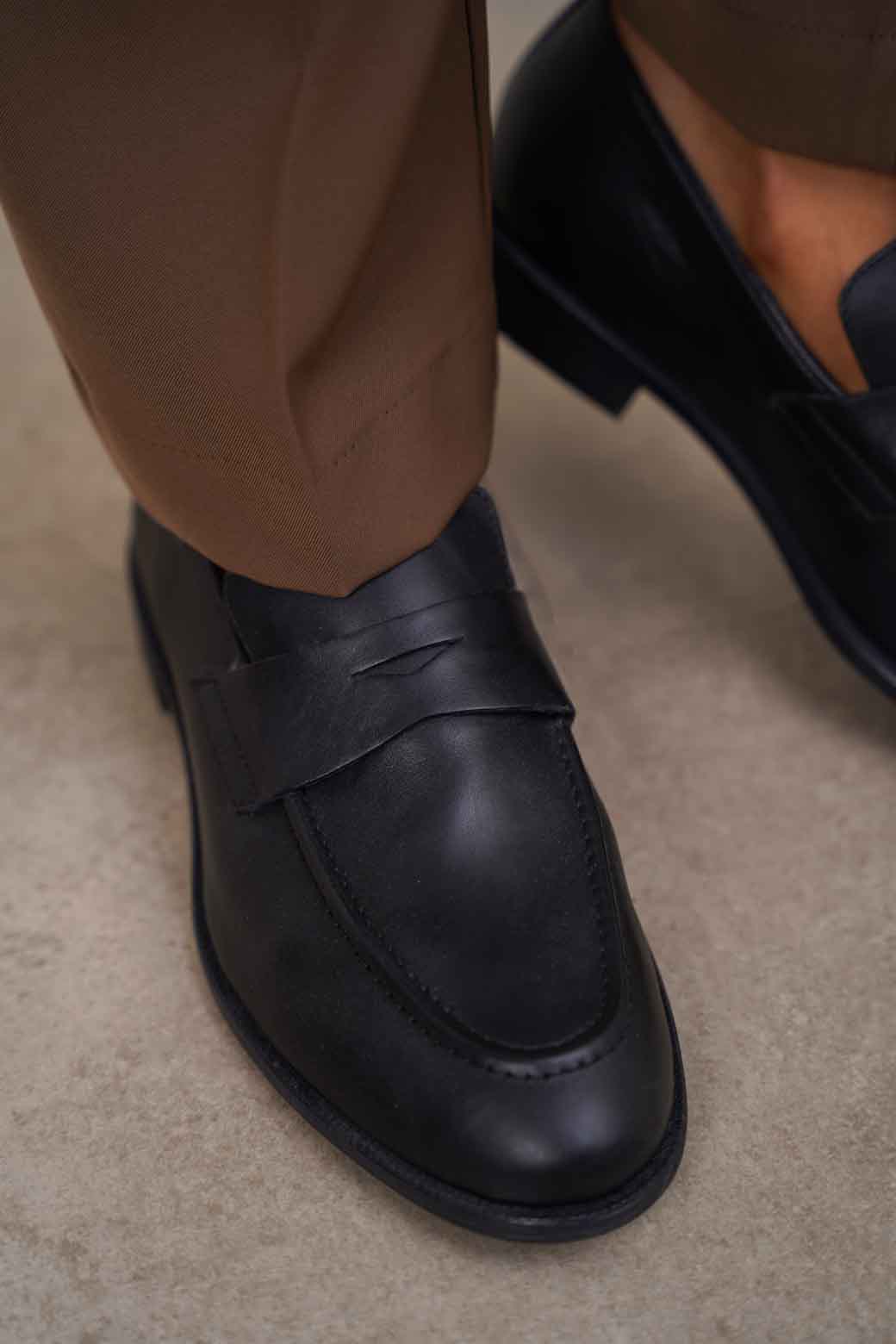 BLACK CLASSIC LEATHER LOAFERS