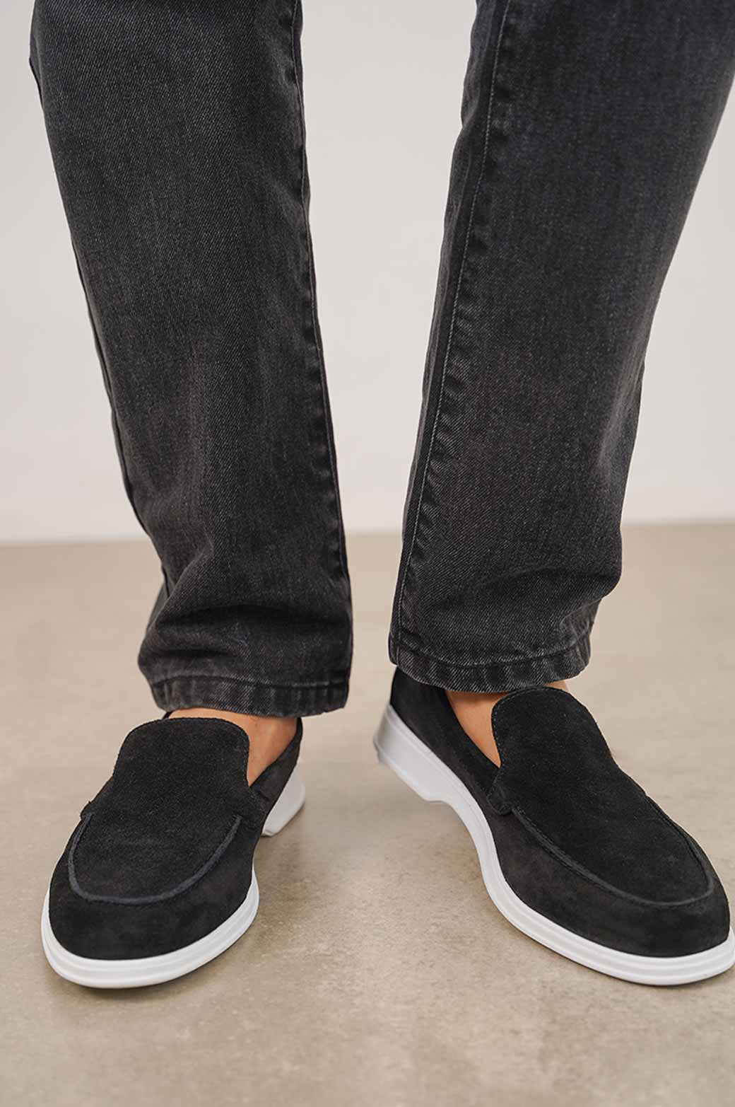 BLACK CLASSIC LEATHER SLIP-ONS