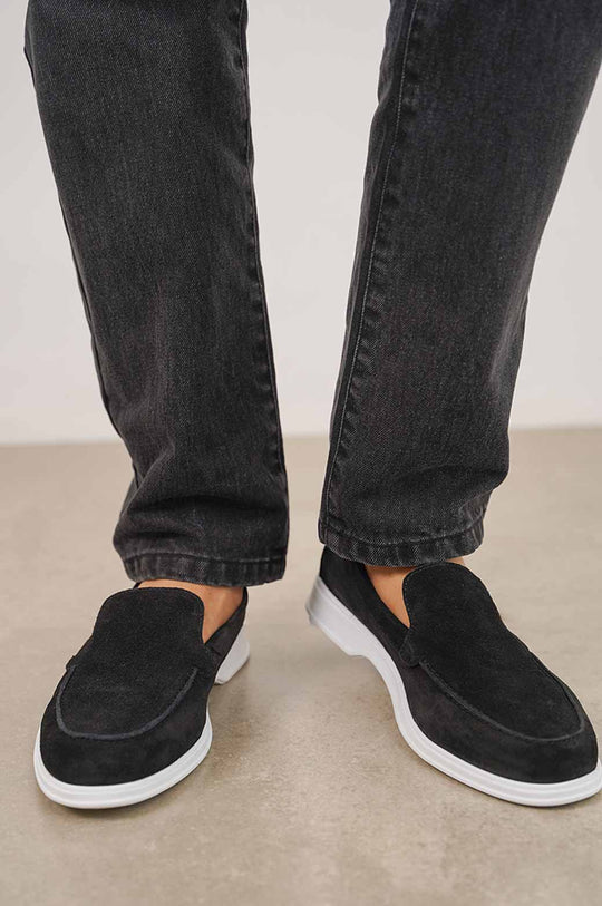 BLACK COMFORTABLE LEATHER LOAFERS