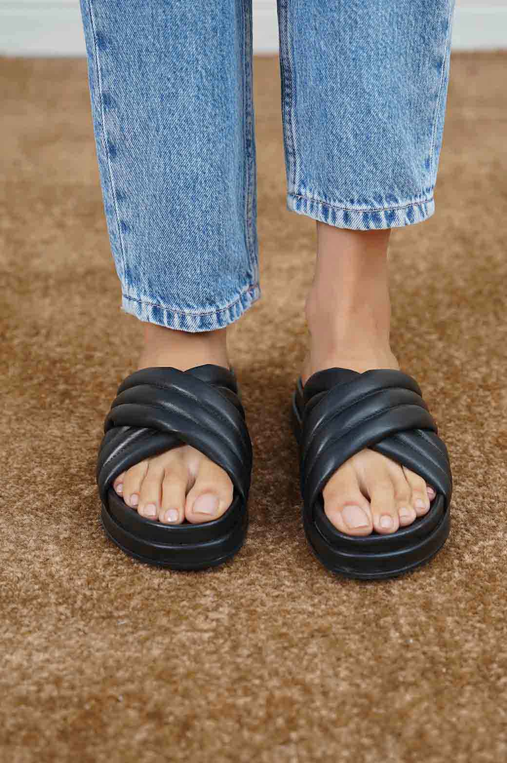 BLACK LEATHER COMFORT SLIDES