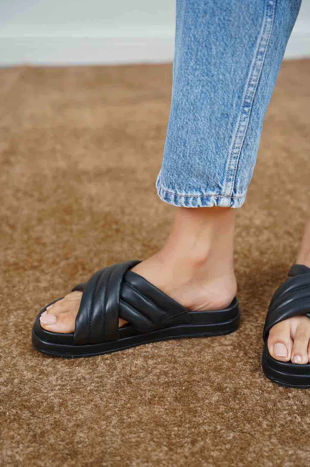 BLACK LEATHER COMFORT SLIDES