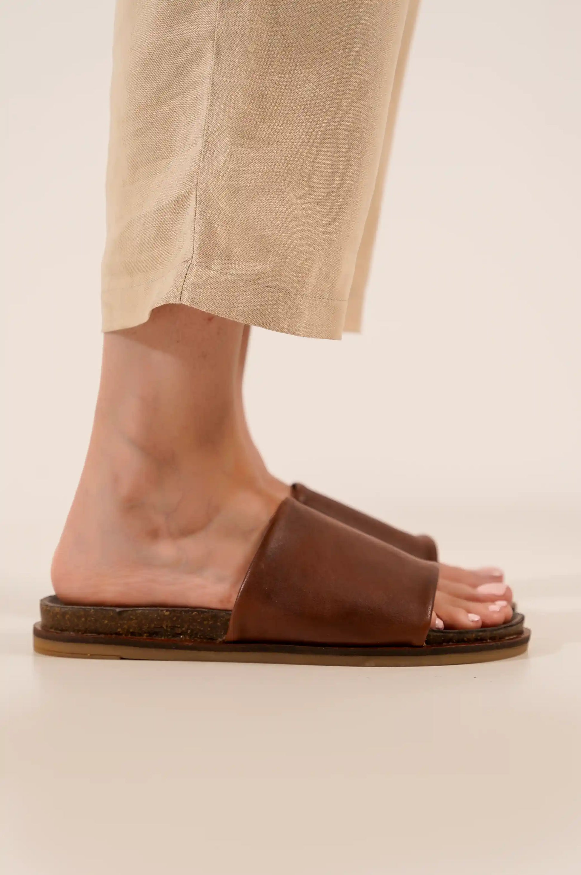 BROWN LEATHER SLIDE