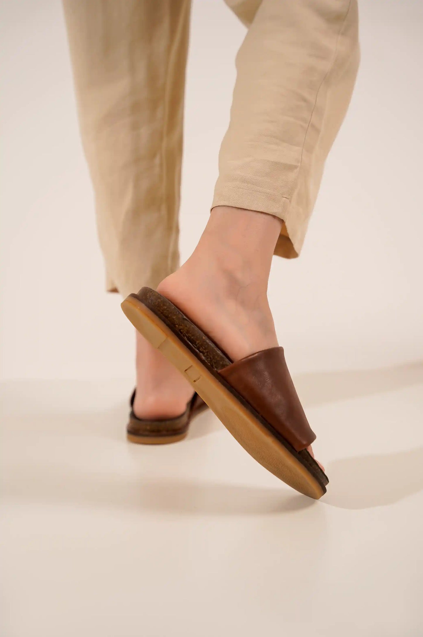 BROWN LEATHER SLIDE