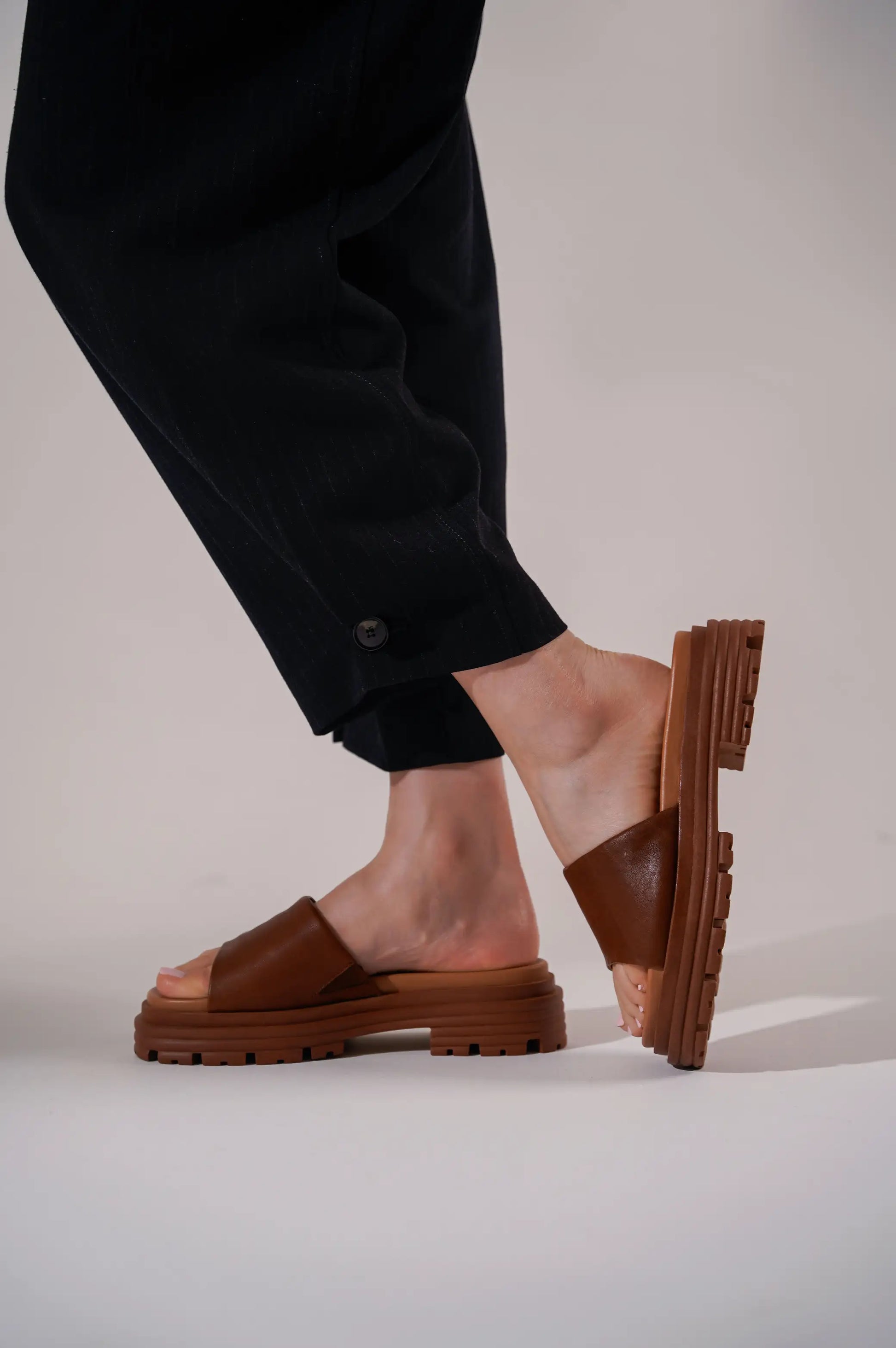 COGNAC WOMAN CHUNKY SLIDES