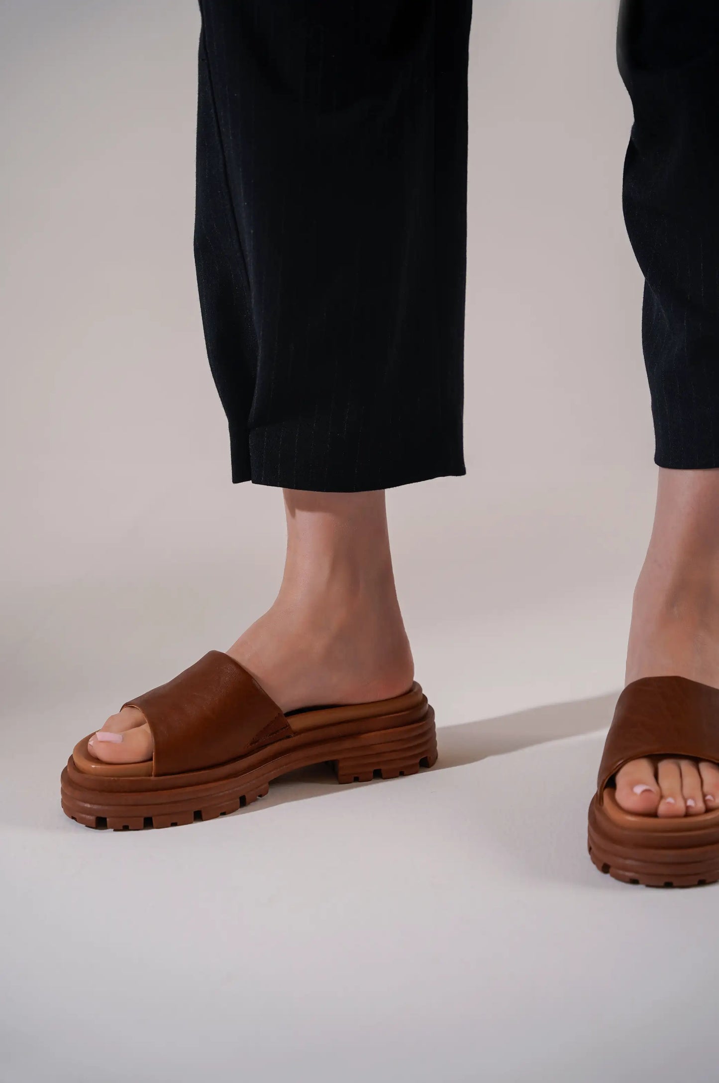 COGNAC WOMAN CHUNKY SLIDES