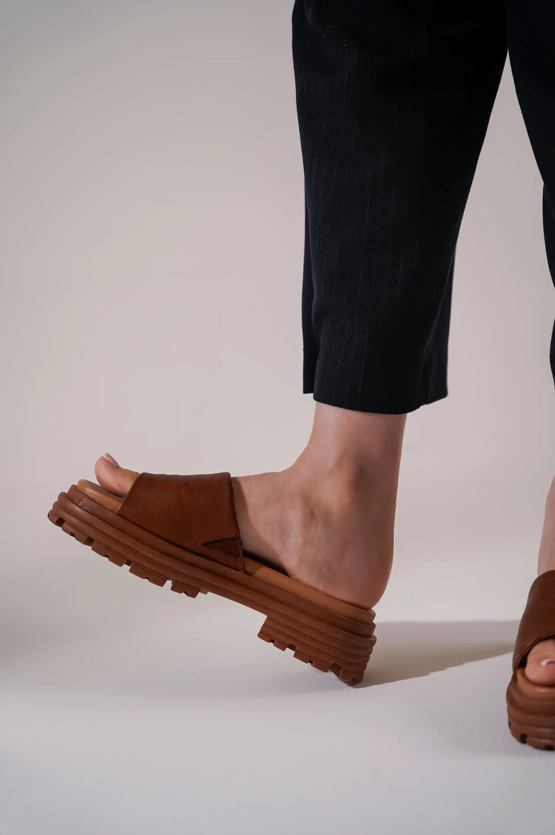 COGNAC WOMAN CHUNKY SLIDES