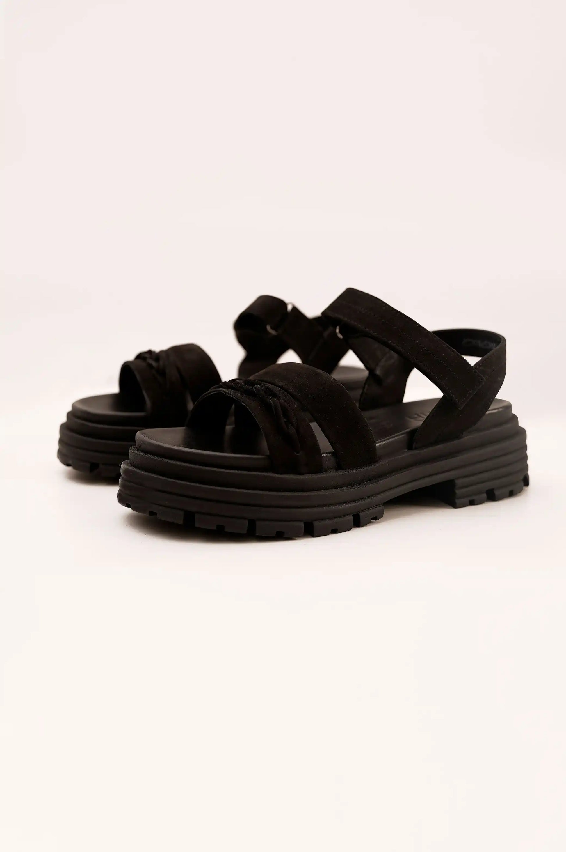 BLACK WOMAN CHUNKY SANDALS