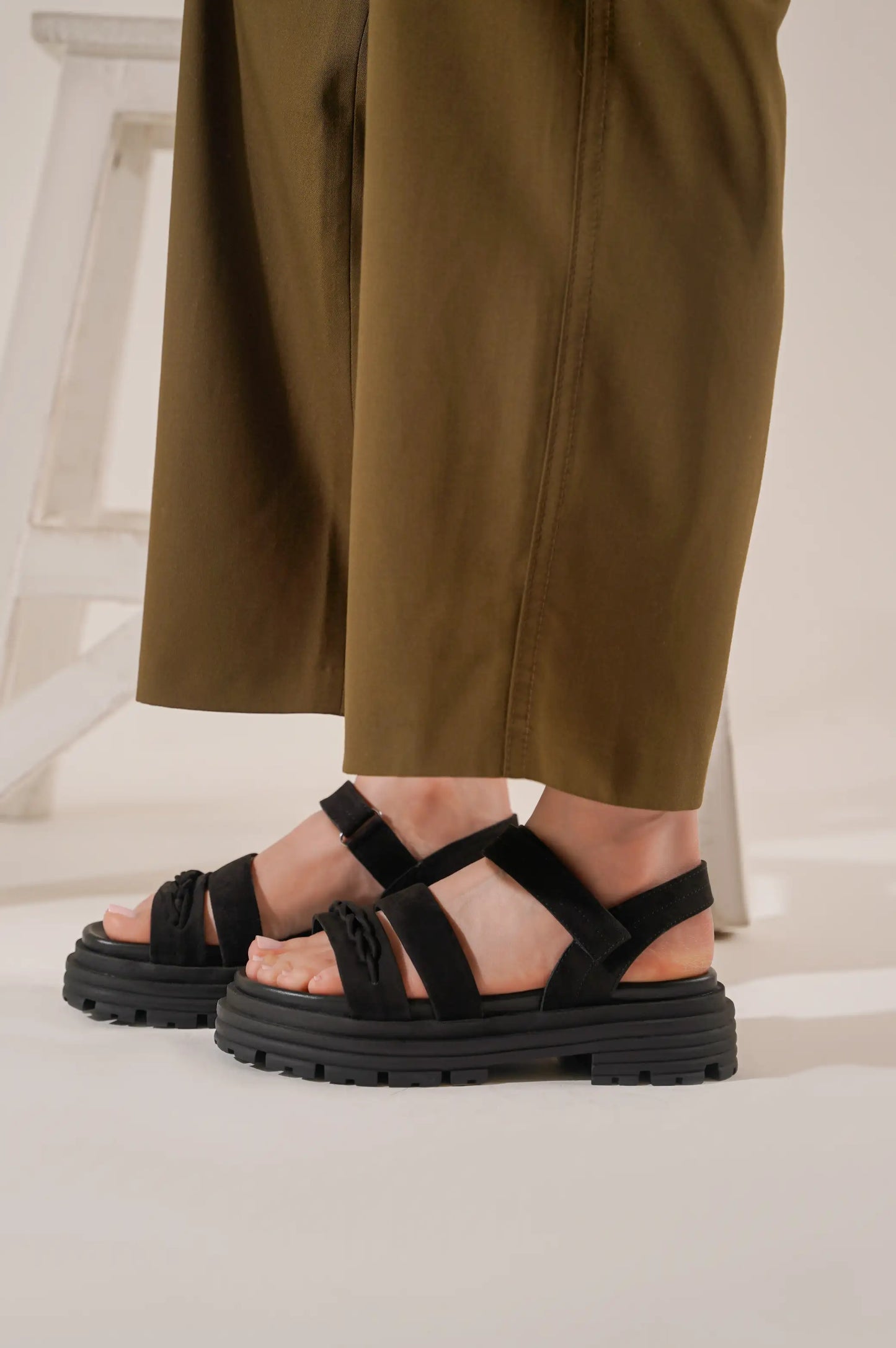 BLACK WOMAN CHUNKY SANDALS