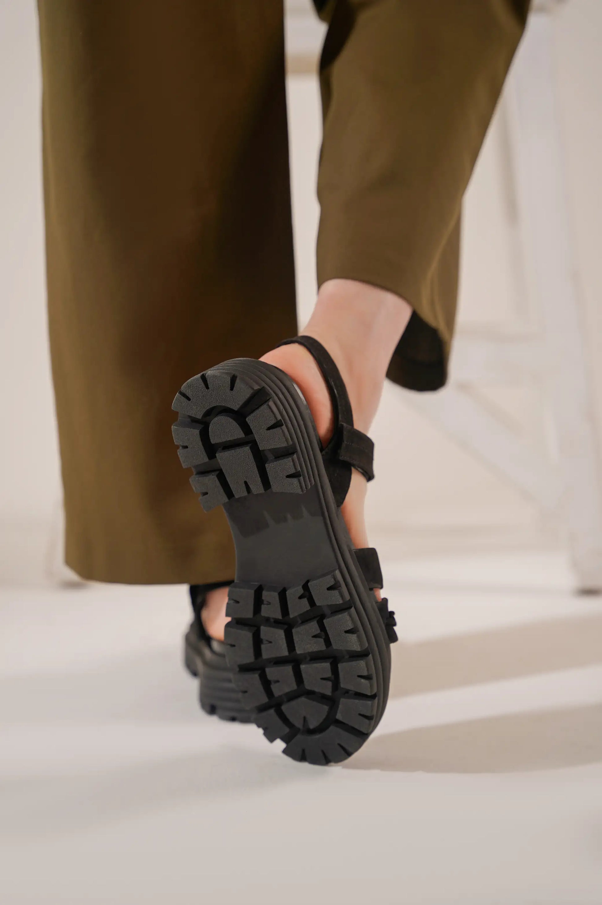 BLACK WOMAN CHUNKY SANDALS