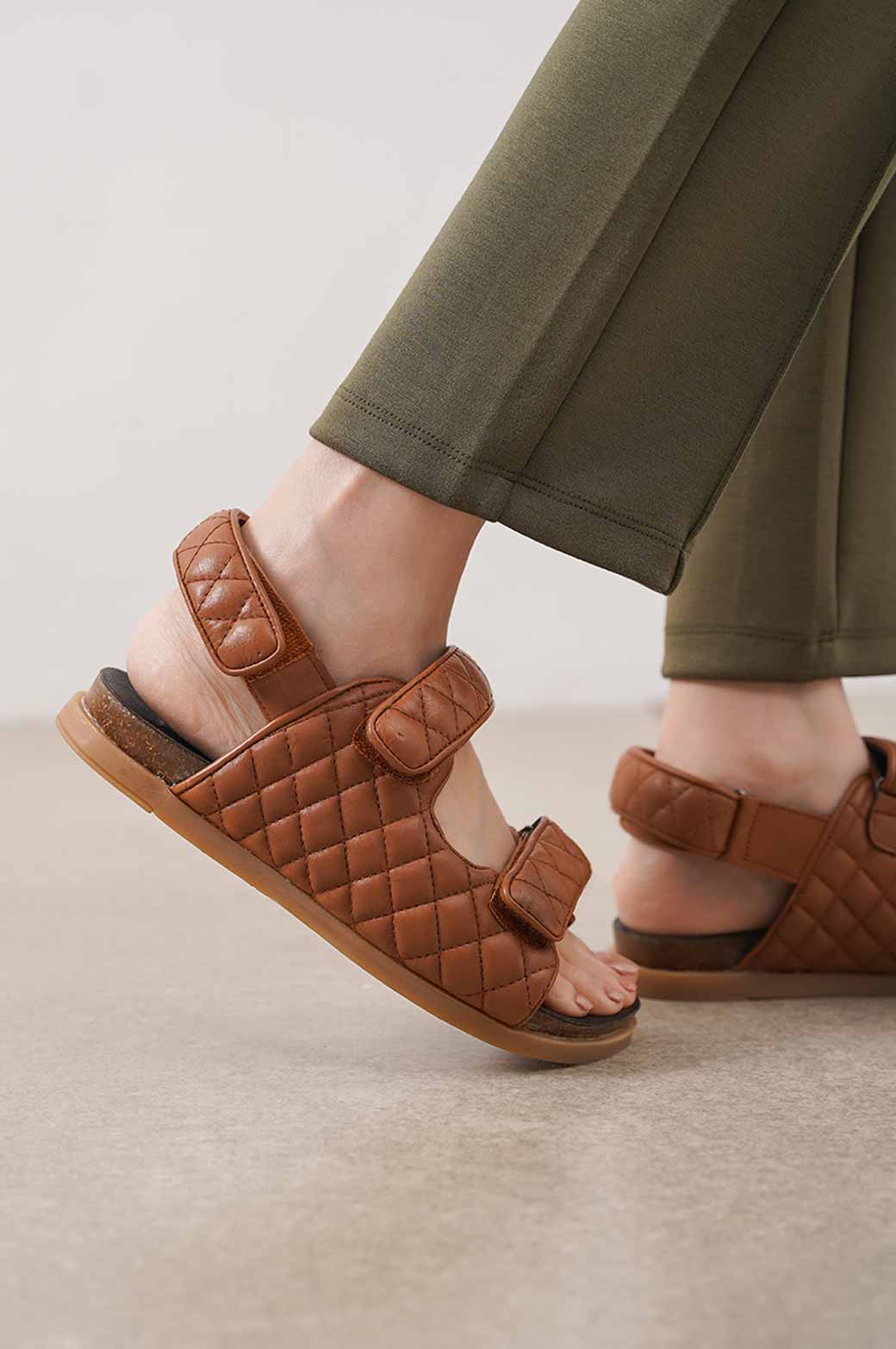TAN QUILTED SANDALS