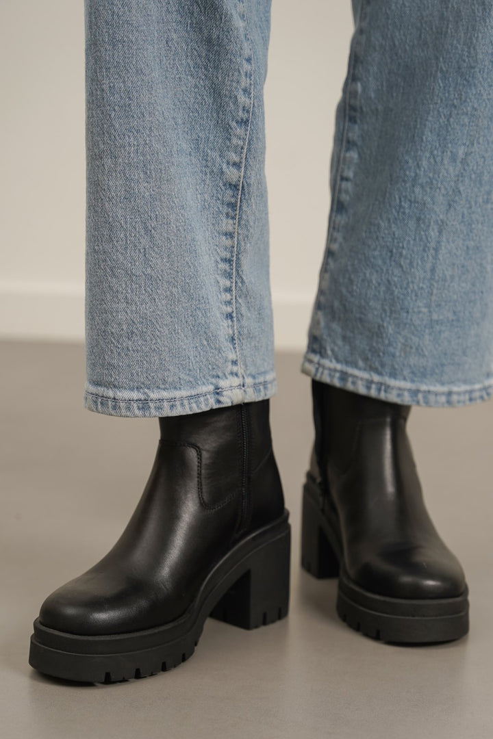 BLACK LEATHER PLATFORM BOOTS