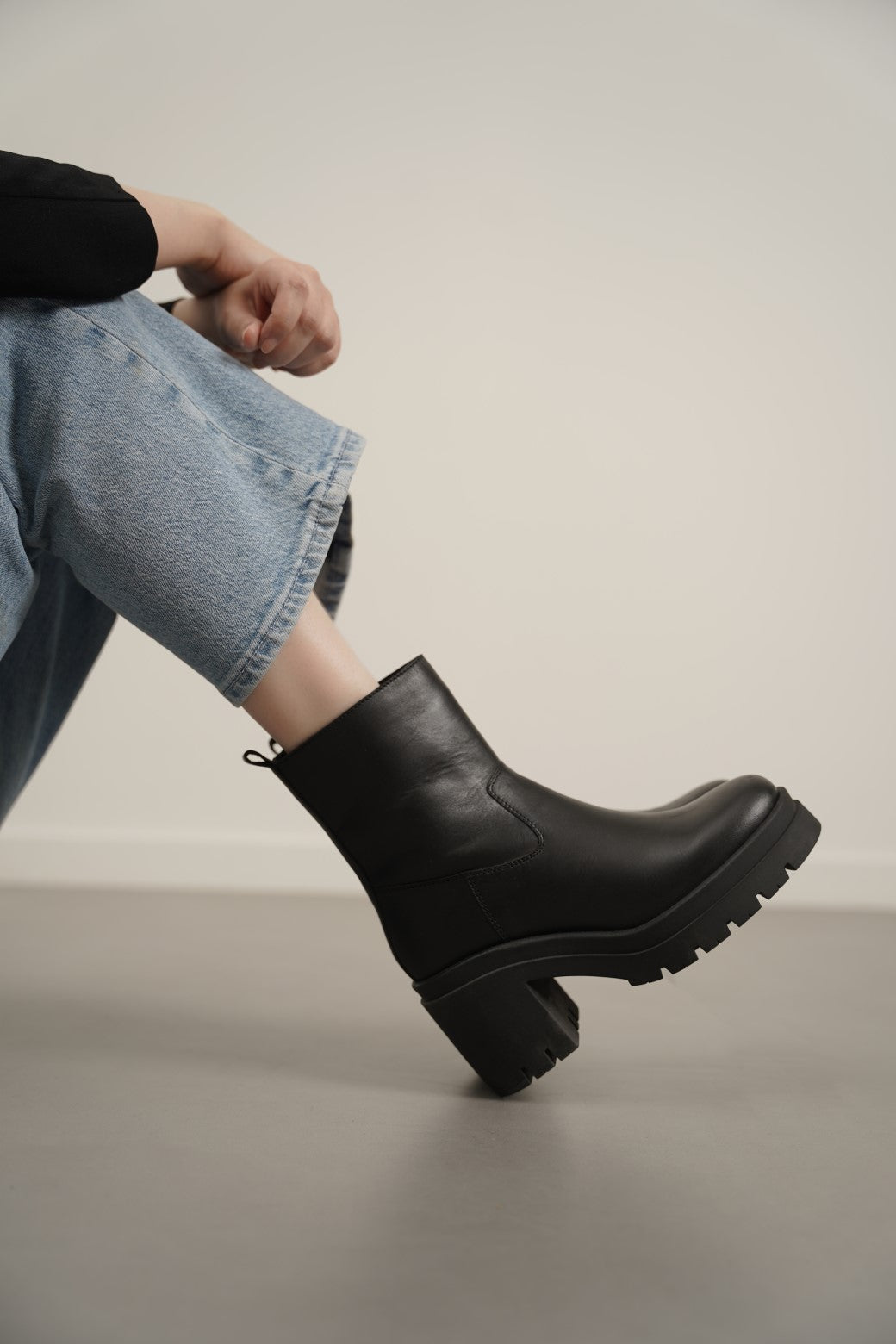 BLACK LEATHER PLATFORM BOOTS