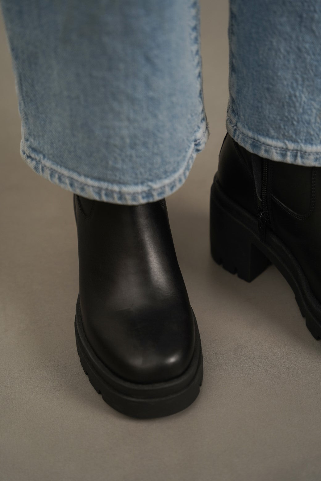 BLACK LEATHER PLATFORM BOOTS