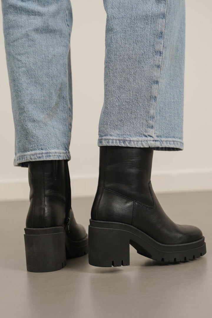 BLACK LEATHER PLATFORM BOOTS