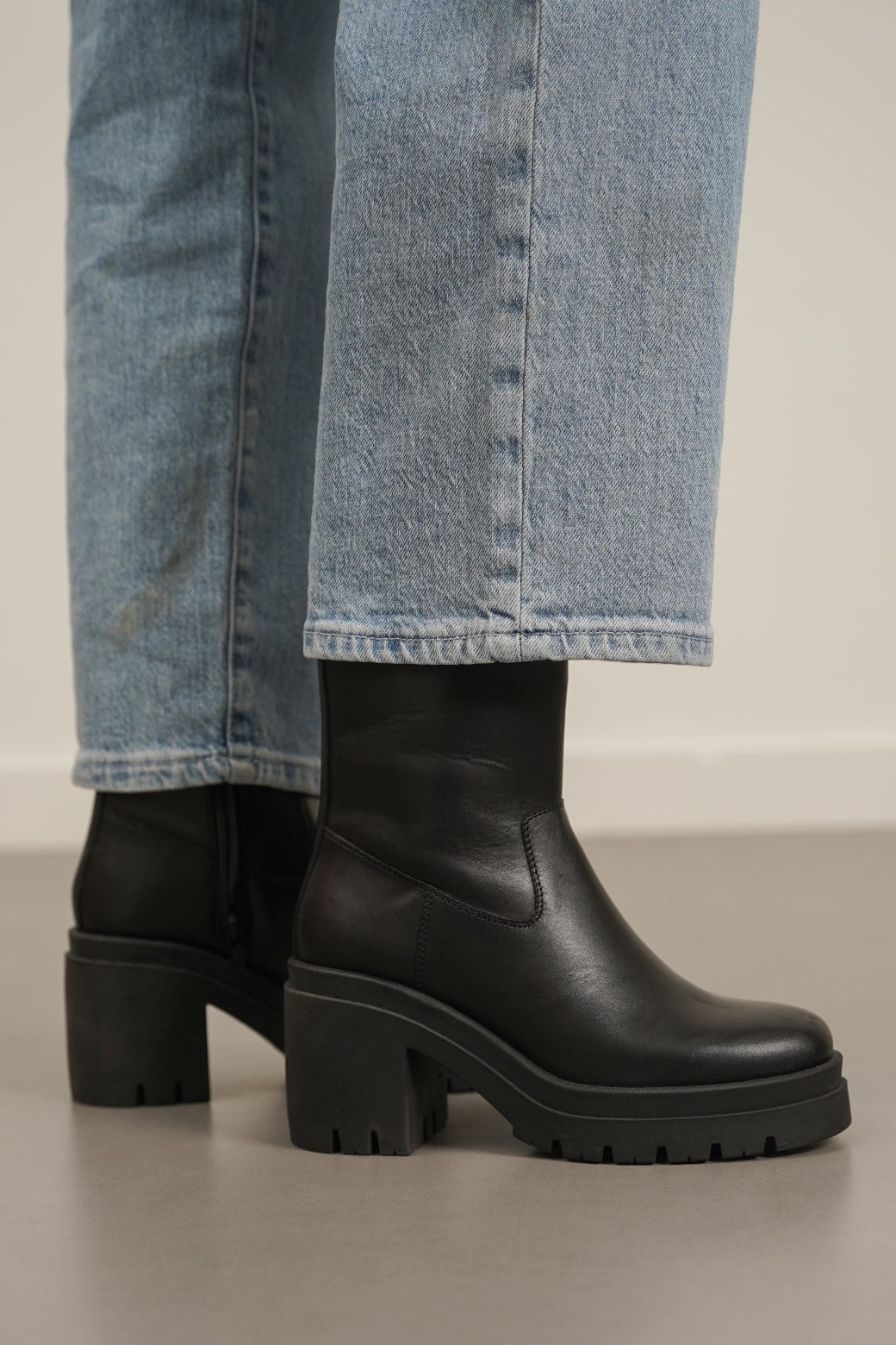 BLACK LEATHER PLATFORM BOOTS