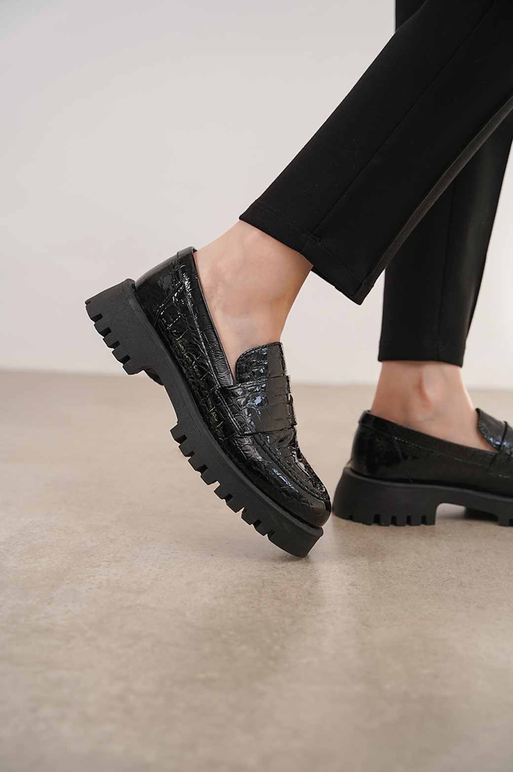 BLACK TEXTURED PATENT LOAFERS