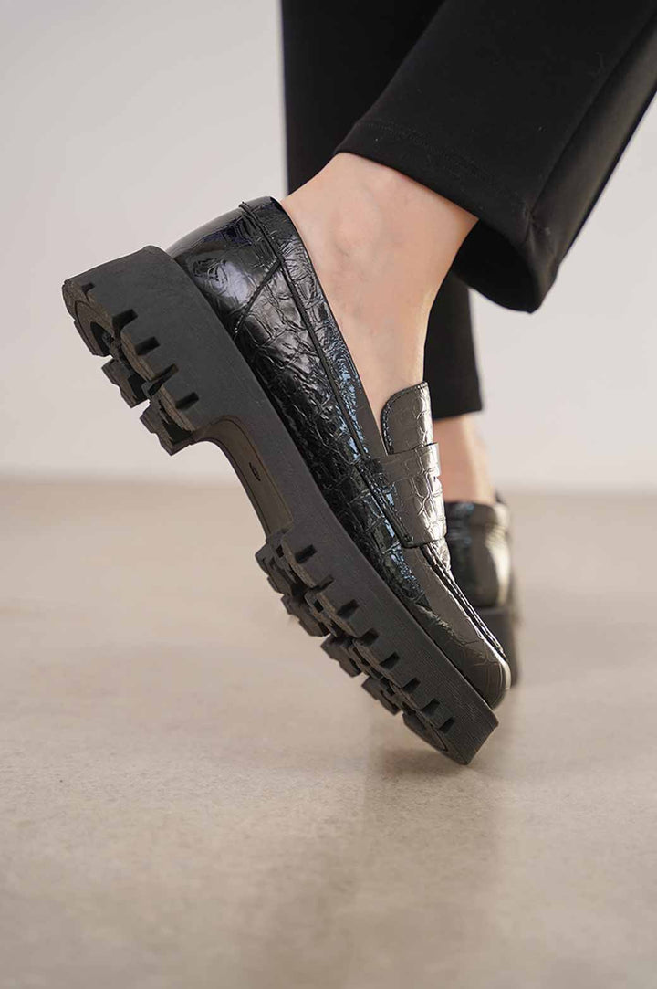 BLACK TEXTURED PATENT LOAFERS