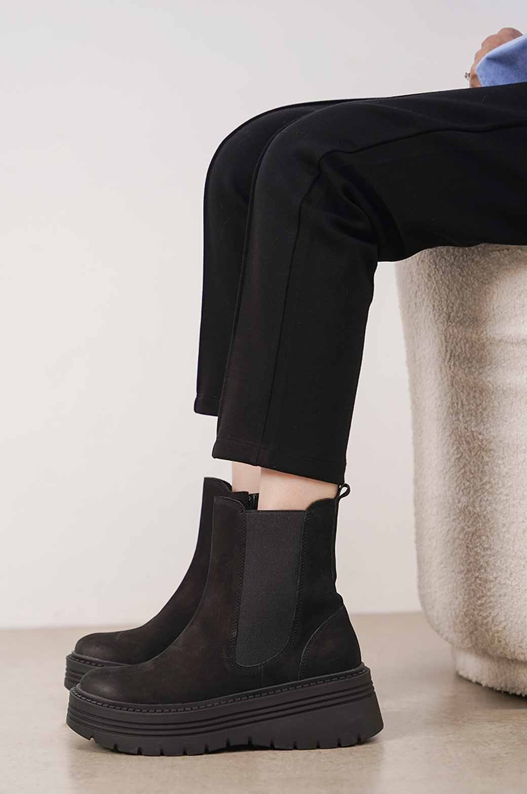 BLACK LEATHER TRACK SOLE CHELSEA BOOTS 