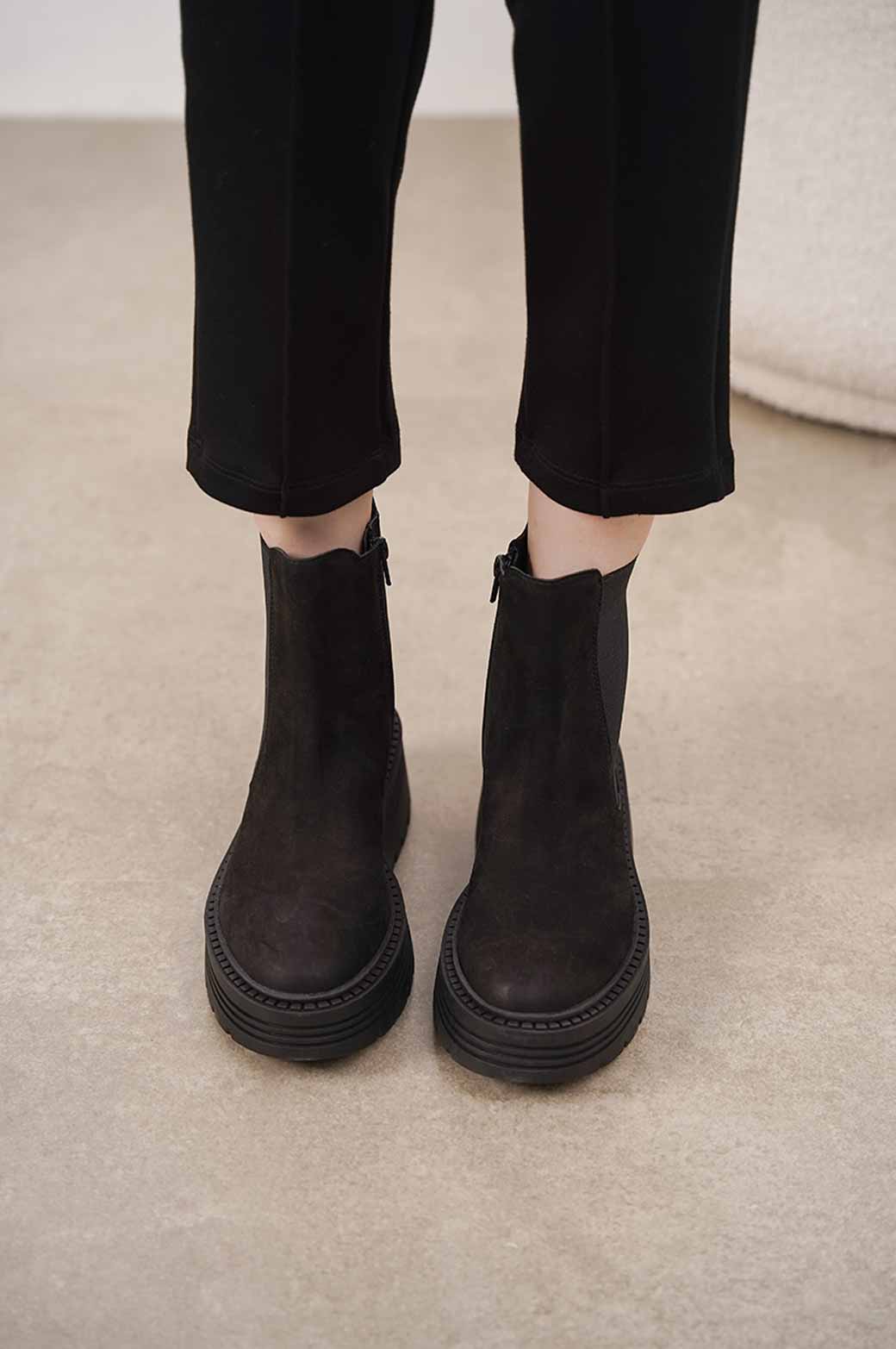 BLACK LEATHER TRACK SOLE CHELSEA BOOTS 