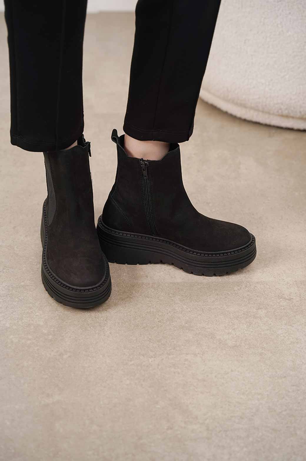 BLACK LEATHER TRACK SOLE CHELSEA BOOTS 