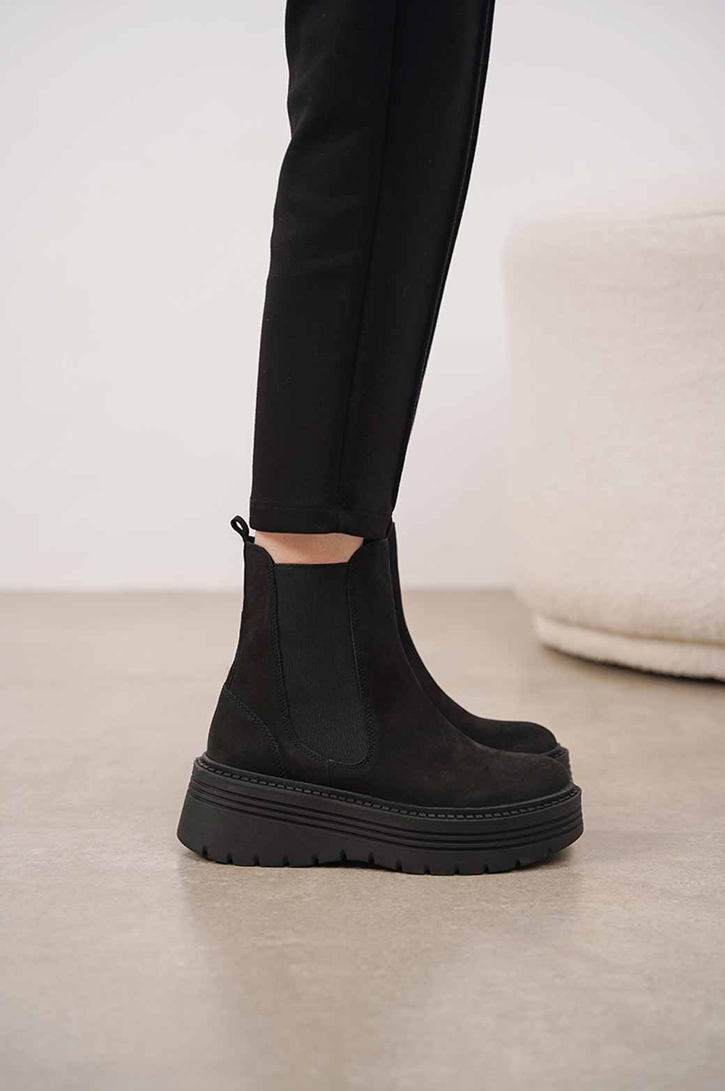 BLACK LEATHER TRACK SOLE CHELSEA BOOTS 