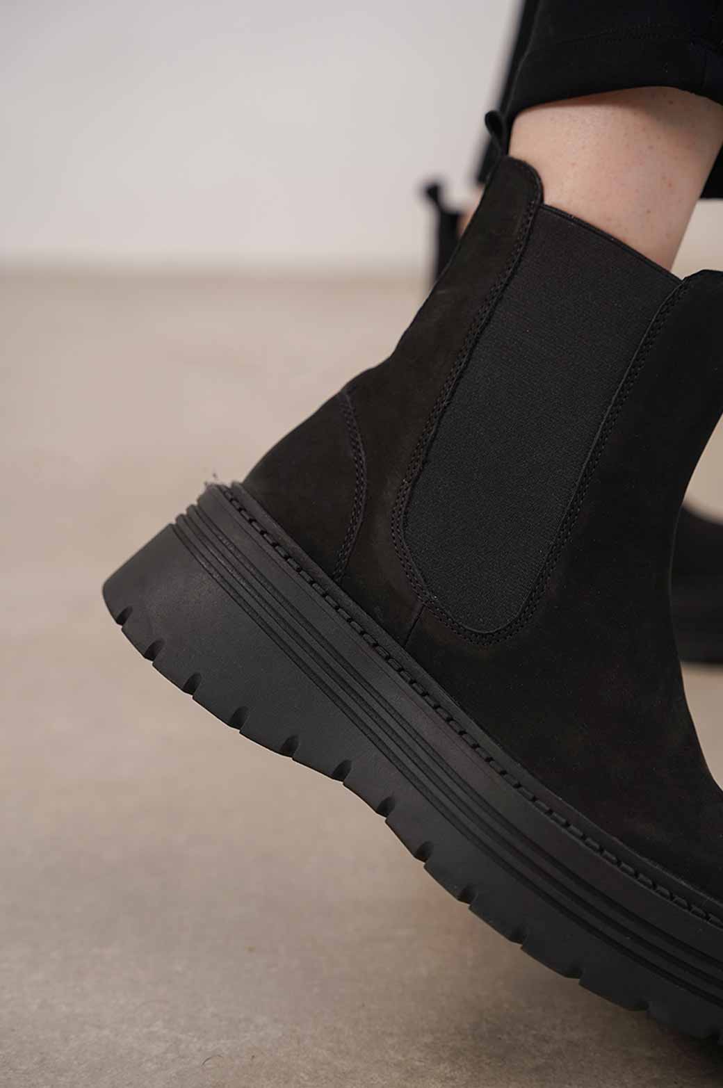BLACK LEATHER TRACK SOLE CHELSEA BOOTS 