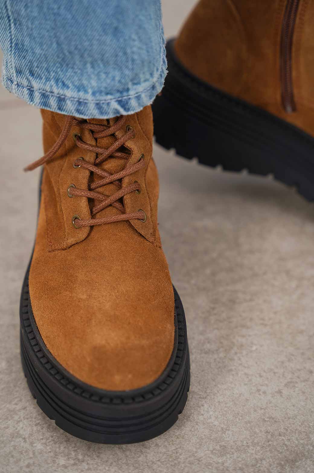CARAMEL LEATHER COMBAT BOOTS