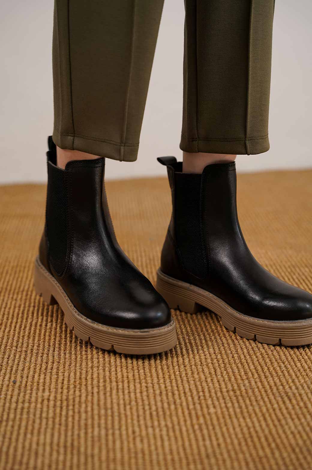 BLACK LEATHER CHELSEA BOOTS