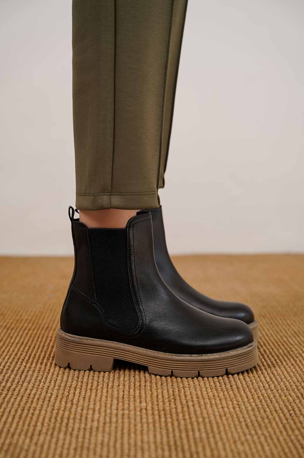 BLACK LEATHER CHELSEA BOOTS