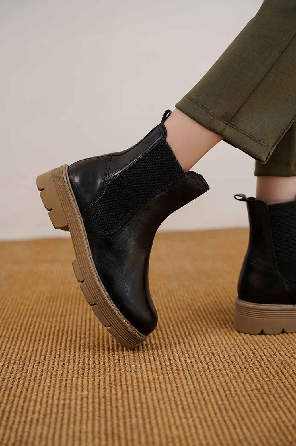 BLACK LEATHER CHELSEA BOOTS