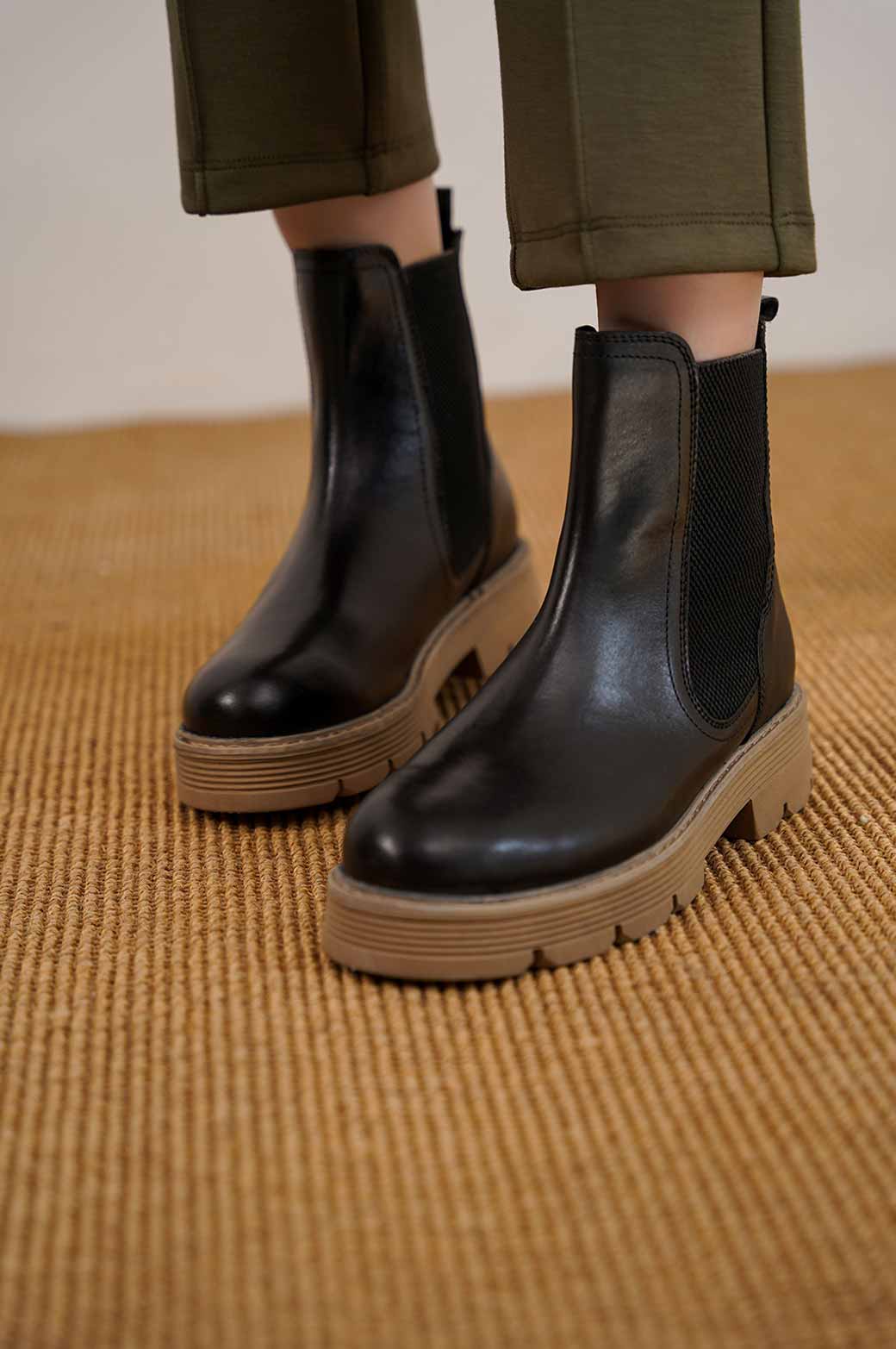 BLACK LEATHER CHELSEA BOOTS