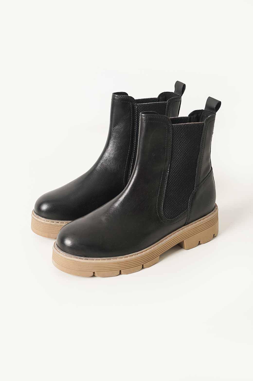 BLACK LEATHER CHELSEA BOOTS