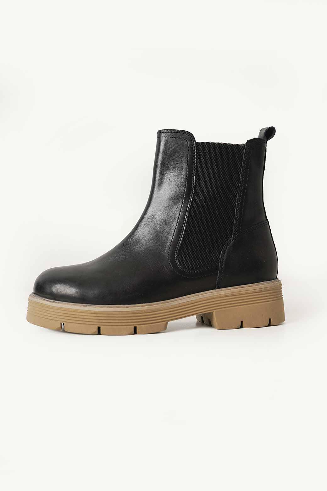 BLACK LEATHER CHELSEA BOOTS