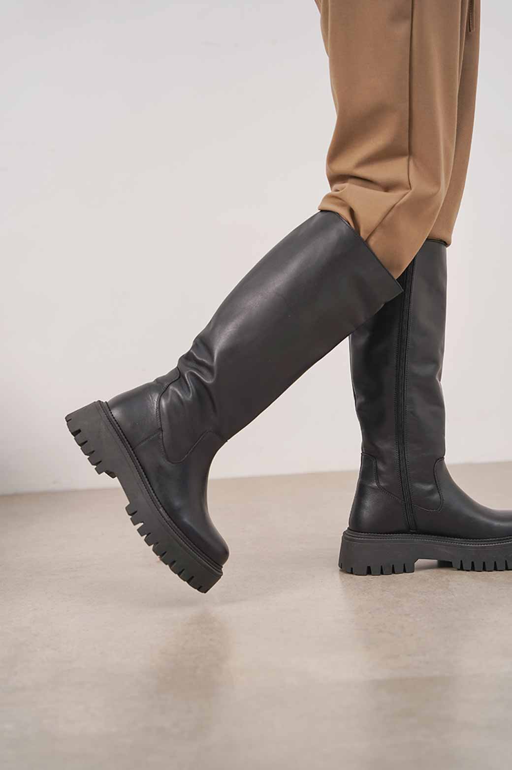 BLACK LEATHER KNEE HIGH BOOTS