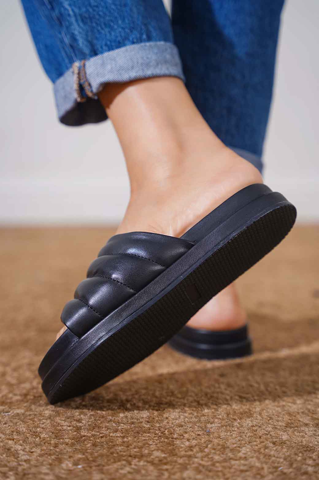 BLACK LEATHER COMFORT SLIDES