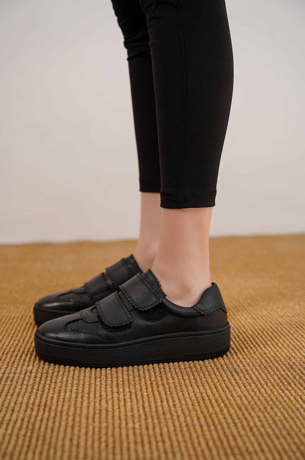 BLACK VINTAGE VELCRO SNEAKERS