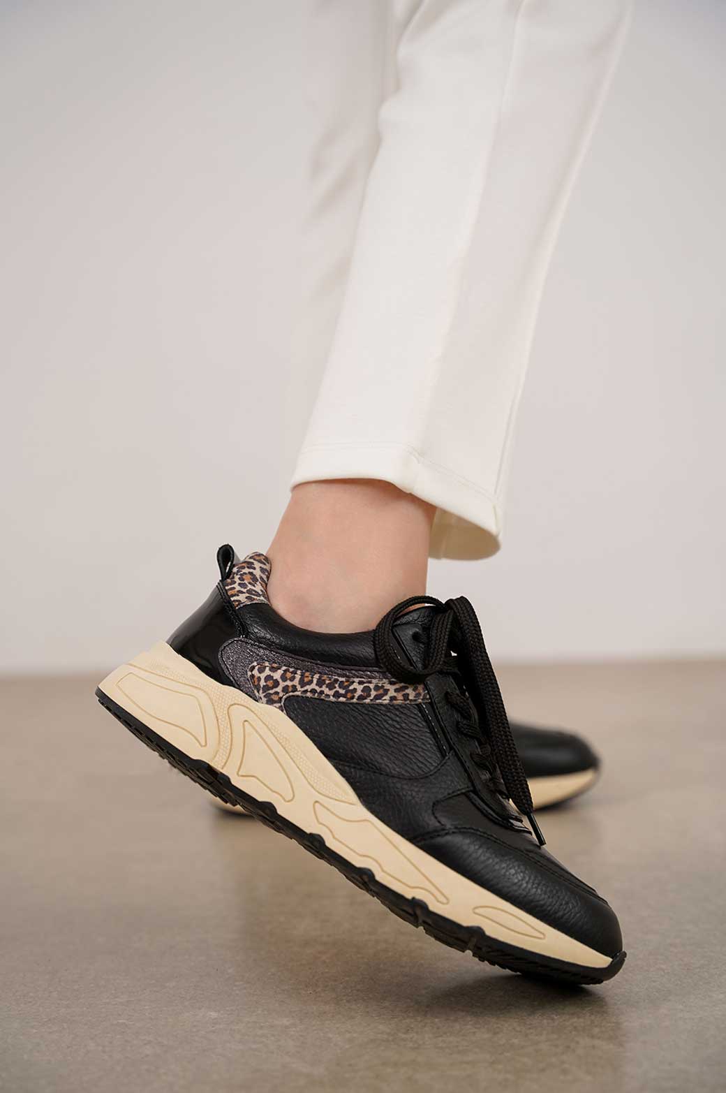 BLACK SNEAKERS WITH ANIMAL PRINT DETAIL