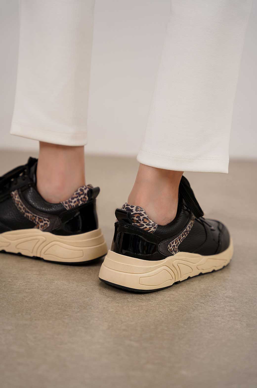 BLACK SNEAKERS WITH ANIMAL PRINT DETAIL