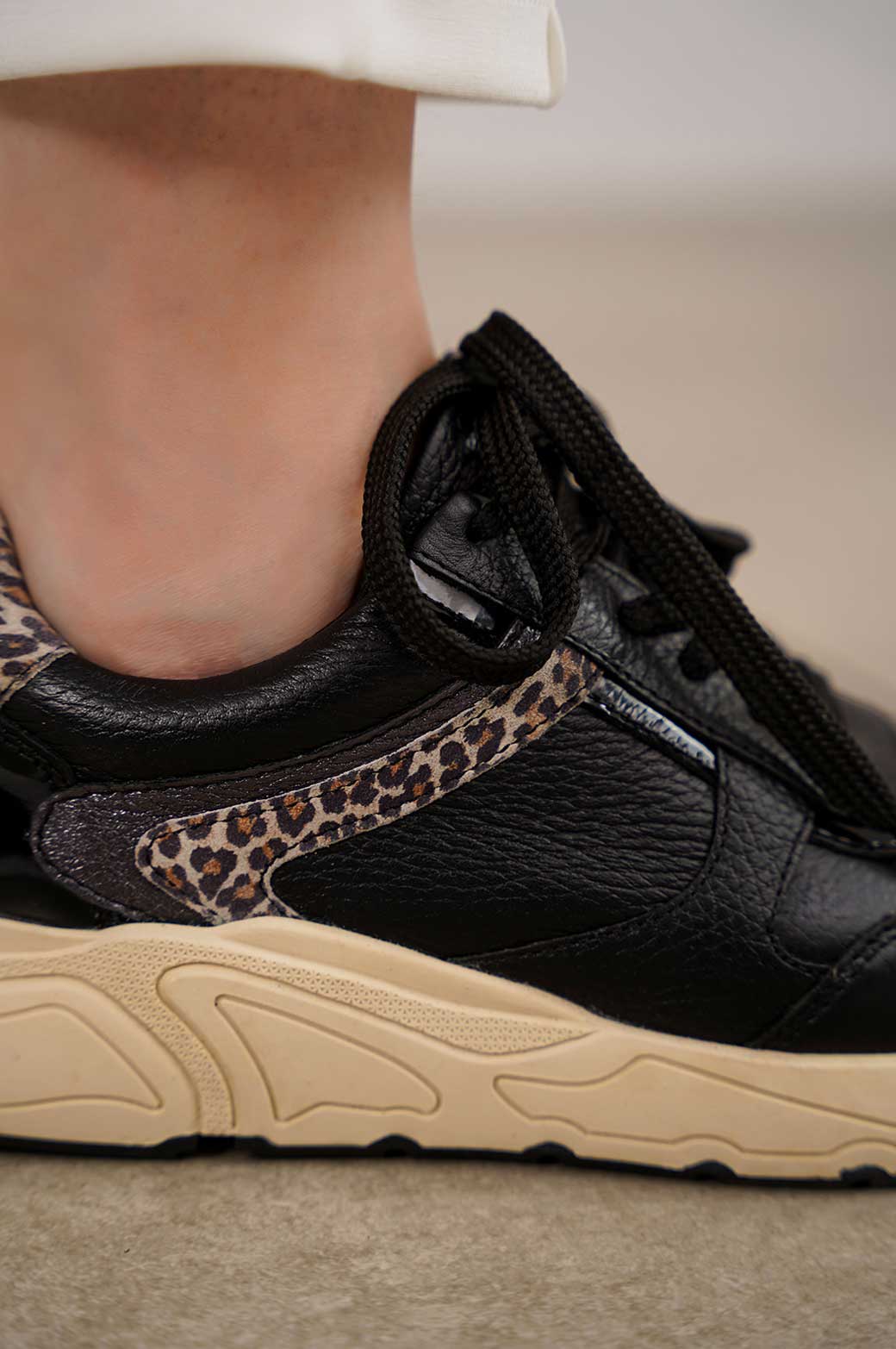 BLACK SNEAKERS WITH ANIMAL PRINT DETAIL