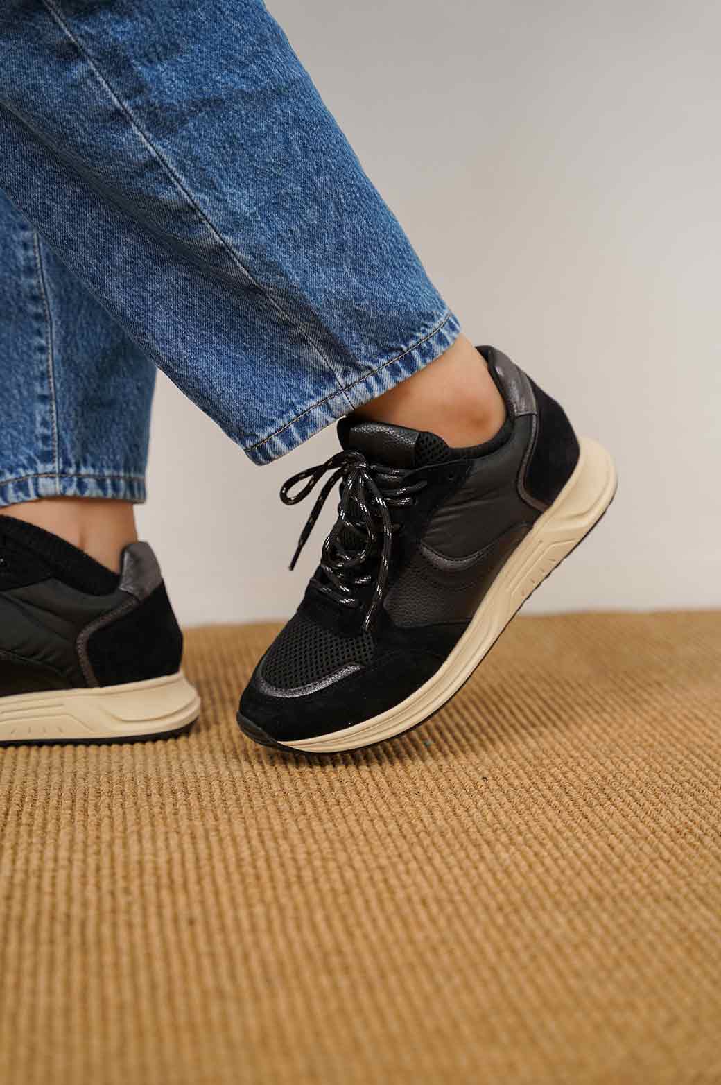 BLACK EVERYDAY SNEAKERS